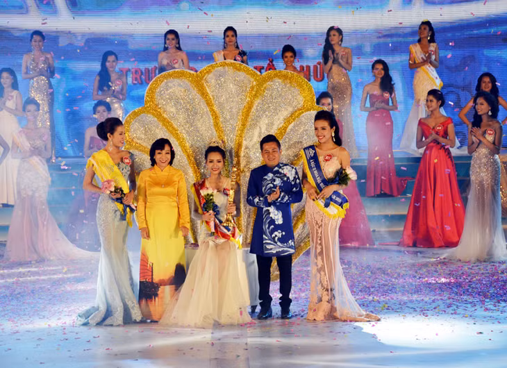 Ngôi hoa hậu thuộc về thí sinh Phạm Thùy Trang, SBD 032. Trong ảnh: bà Vũ Thị Thu Thủy, Phó Chủ tịch UBND tỉnh trao vương miện cho hoa hậu.