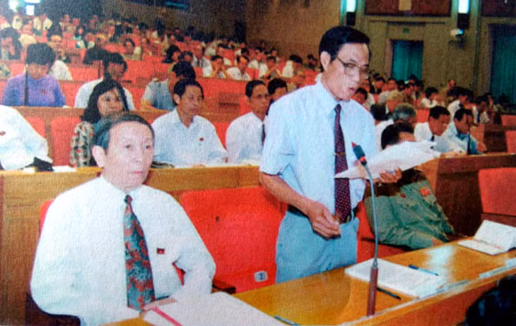 ĐBQH Hồng Hà (hàng đầu, bên trái) tại kỳ họp Quốc hội khoá IX. Ảnh tư liệu