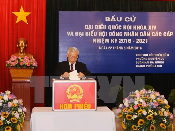 Tổng Bí thư Nguyễn Phú Trọng, Bí thư Quân ủy Trung ương đến bỏ phiếu bầu đại biểu Quốc hội khoá XIV và đại biểu Hội đồng nhân dân các cấp nhiệm kỳ 2016-2021 tại Khu vực bỏ phiếu số 3, phường Nguyễn Du, quận Hai Bà Trưng, thành phố Hà Nội. (Ảnh: Trí Dũng/TTXVN)