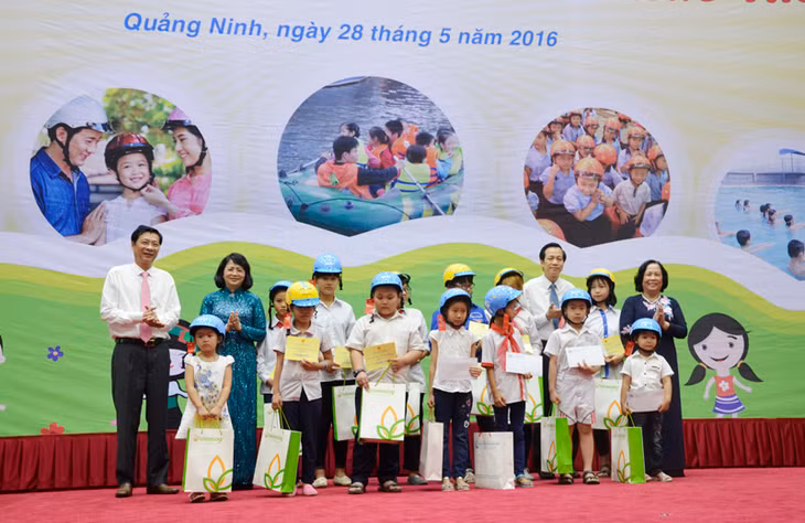 Phó Chủ tịch nước Đặng Thị Ngọc Thịnh cùng lãnh đạo Bộ LĐ,TB&XH và lãnh đạo tỉnh Quảng Ninh tặng quà cho các trẻ em bị ảnh hưởng bởi tai nạn thương tích