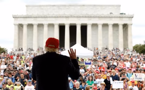 ỷ phú Donald Trump phát biểu trước đám đông tham dự lễ tôn vinh các tù binh và quân nhân Mỹ mất tích trong chiến tranh. Ảnh Yahoo News