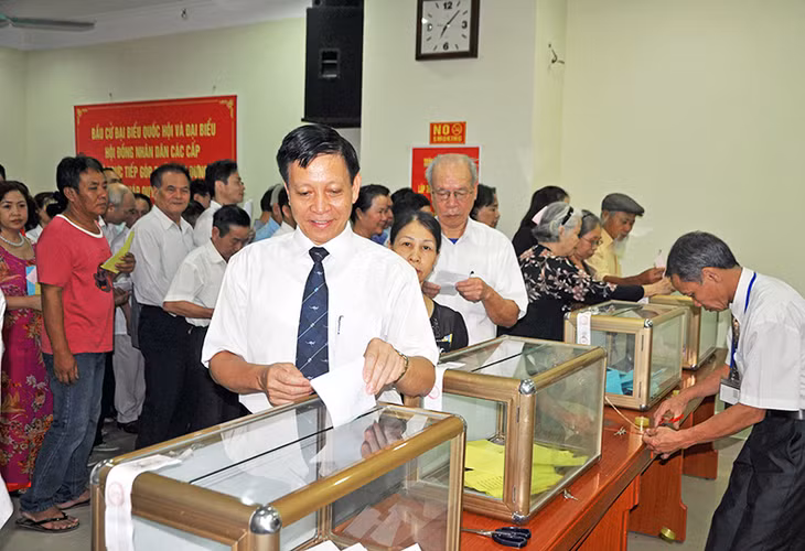 Cử tri Khu phố 2, Phường Bãi Cháy bỏ phiếu bỏ phiếu bầu ĐBQH và HĐND.