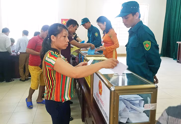 Hơn 5h sáng ngày 22-5, cử tri ở khu 8, phường Hà Phong đã đi bỏ phiếu bầu cử ĐBQH khóa XIV và HĐND các cấp nhiệm kỳ 2016-2021 để kịp ra khơi
