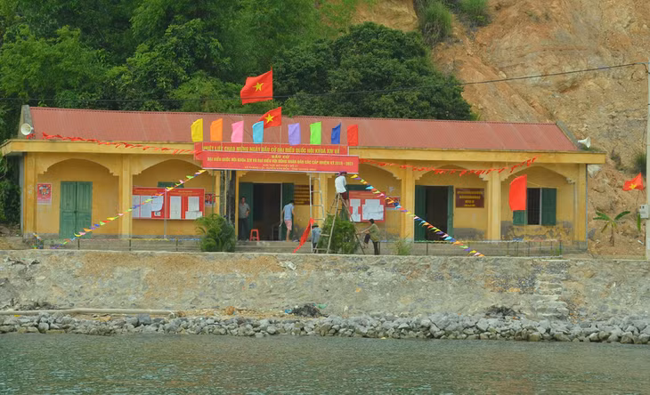 Những công đoạn trang trí cuối cùng cho khu vực bầu cử số 1, xã Thắng Lợi đã được hoàn tất trong ngày 20/5. 
