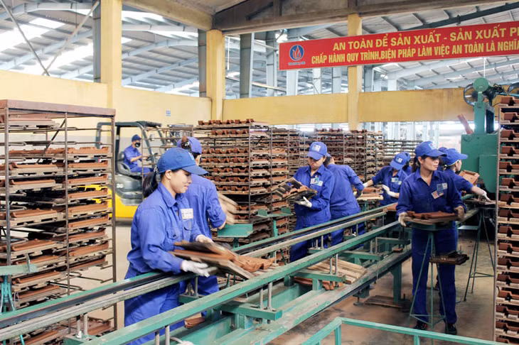 Sản xuất ngói tại Nhà máy gạch Tiêu Giao (Công ty CP Viglacera Hạ Long).