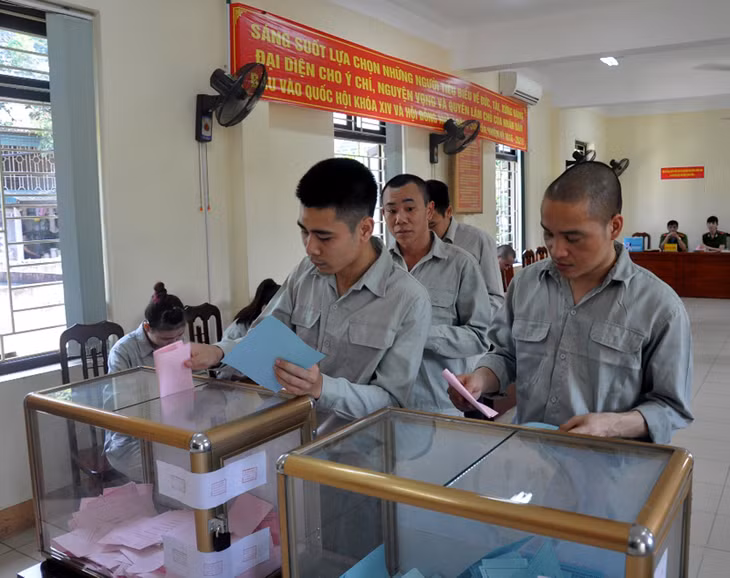 Các đối tượng bị tạm giam, tạm giữ tại Trạm tạm giam (Công an tỉnh) bỏ phiếu bầu