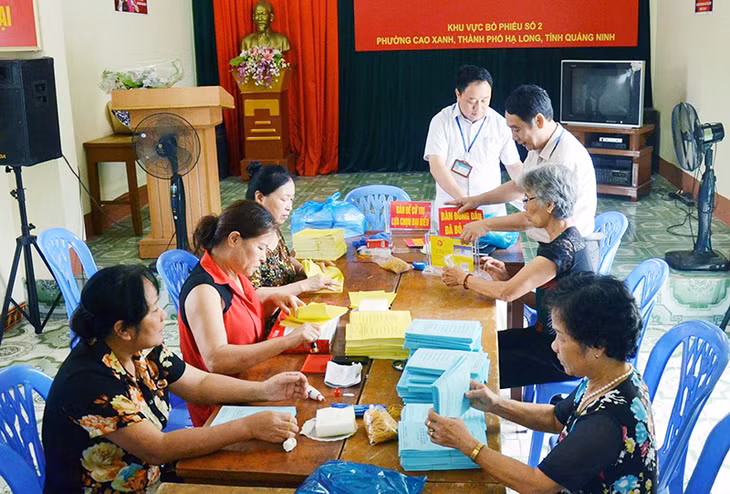 Thành viên Tổ bầu cử số 2, phường Cao Xanh (TP Hạ Long) chuẩn bị phiếu bầu cử.