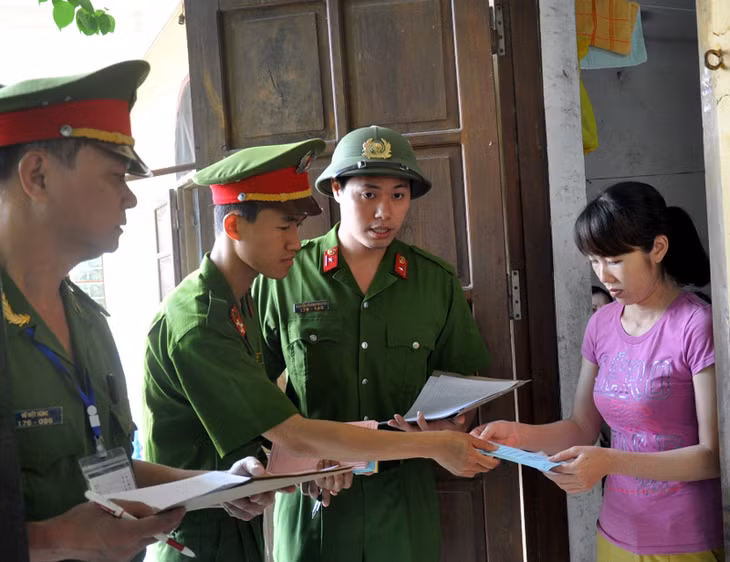 Cán bộ, chiến sĩ làm nhiệm vụ trong Tổ bầu cử phát phiếu bầu tại buồng giam