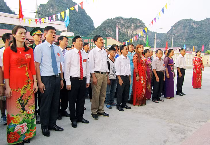 Lãnh đạo TP Hạ Long cũng người dân khu 8, phường Hà Phong khai mạc bầu cử tại khu vực bỏ phiếu số 10 của phường