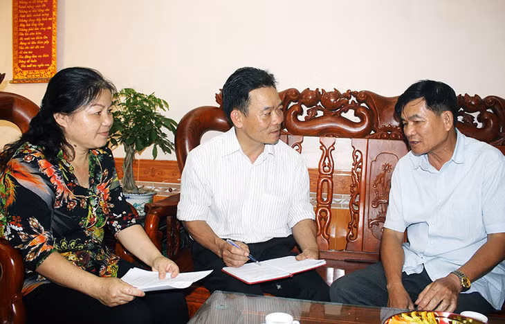 Thành viên Tổ công tác dư luận xã hội xã Hải Xuân (TP Móng Cái), nắm bắt tình hình tư tưởng nhân dân ở thôn 10A.