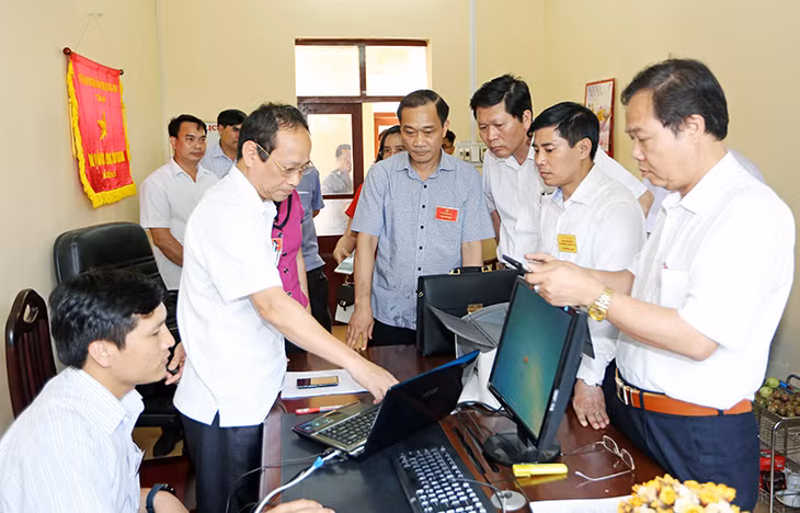 Đồng chí Phó Bí thư Tỉnh ủy nghe tình hình công tác bầu cử chung của huyện tại tổ tổng hợp Ủy ban Bầu cử huyện Tiên Yên