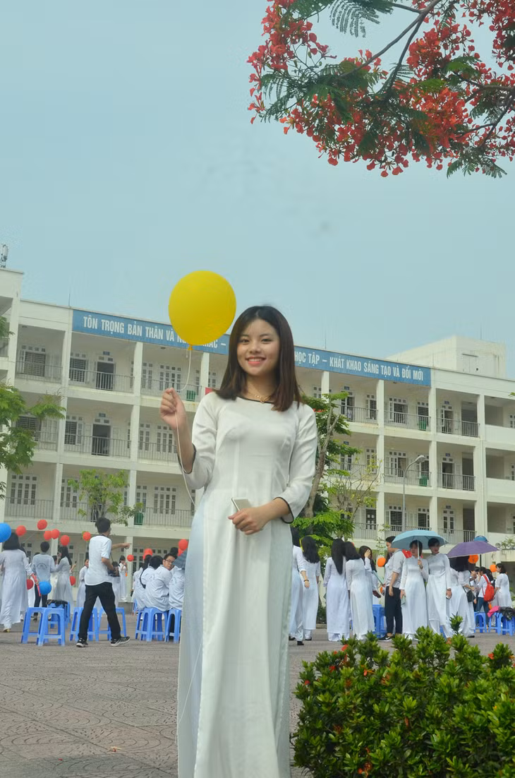 Nữ sinh Nguyễn Vũ Anh Phương, học sinh lớp 12 Văn, cho biết em mong muốn sau này thành giáo viên để được gần gũi với tuổi học trò, được mặc áo dài trên bục giảng.