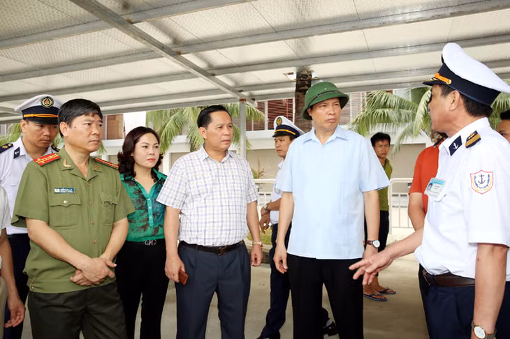 Đồng chí Nguyễn Đức Long, Chủ tịch UBND tỉnh nghe đại diện Cảng vụ đường thủy Quảng Ninh báo cáo công tác kiểm soát phương tiện.