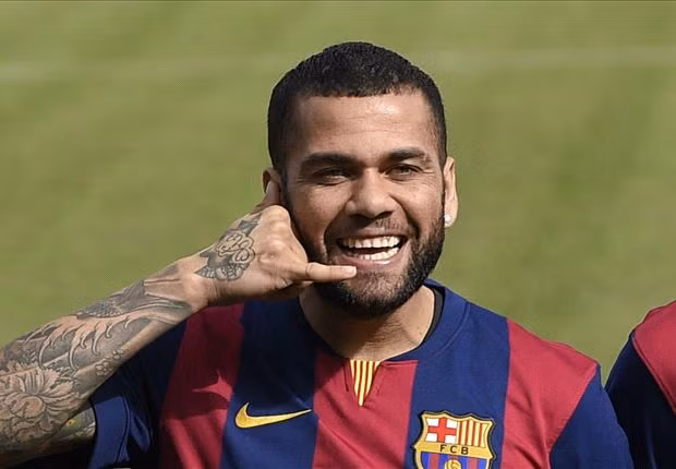 Alves trên đường rời Barca. Ảnh: Internet.