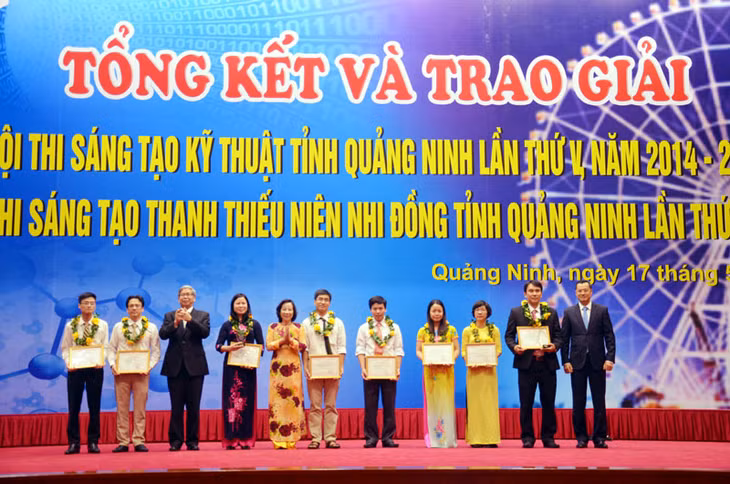 Ban tổ chức trao giải nhất cho 2 giải pháp của nhóm tác giả Trường Đại học Công nghiệp Quảng Ninh và Bệnh viện Đa khoa tỉnh tại Hội thi STKT lần thứ V năm 2016.