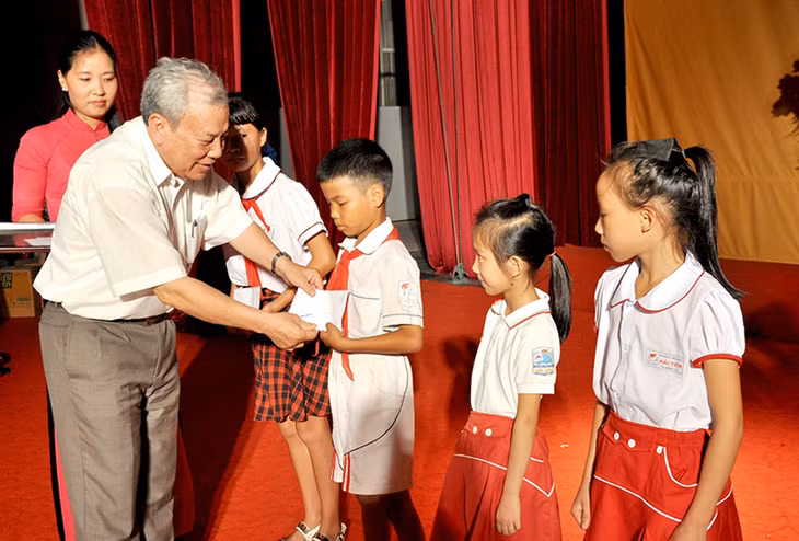 Lãnh đạo Hội bảo trợ người tàn tật và trẻ mồ côi tỉnh tặng học bổng cho trẻ em có hoàn cảnh khó khăn trên địa bàn TP 