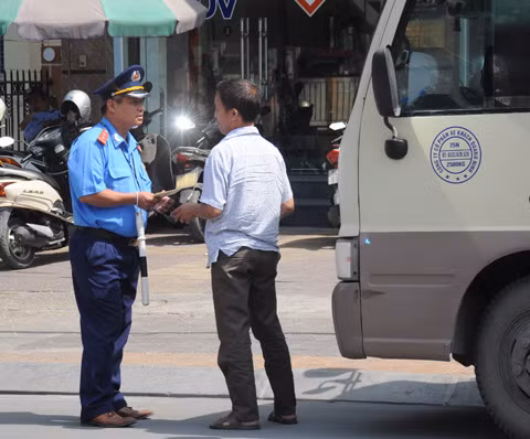 Tiến hành kiểm tra hành chính phương tiện 