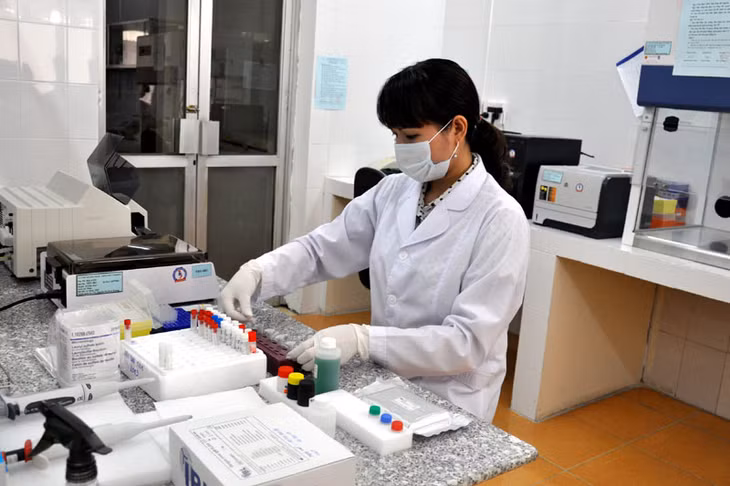 Cán bộ Trung tâm Y tế dự phòng tỉnh xét nghiệm tìm vi rút S.Suis gây bệnh liên cầu khuẩn qua mẫu bệnh phẩm.
