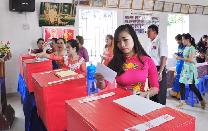 Cử tri khu vực bỏ phiếu số 1, thôn Thác Bưởi 1, xã Tiên Lãng, huyện Tiên Yên đi bỏ phiếu.