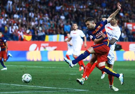 Alba tung cú sút về phía khung thành Sevilla. Ảnh: Reuters
