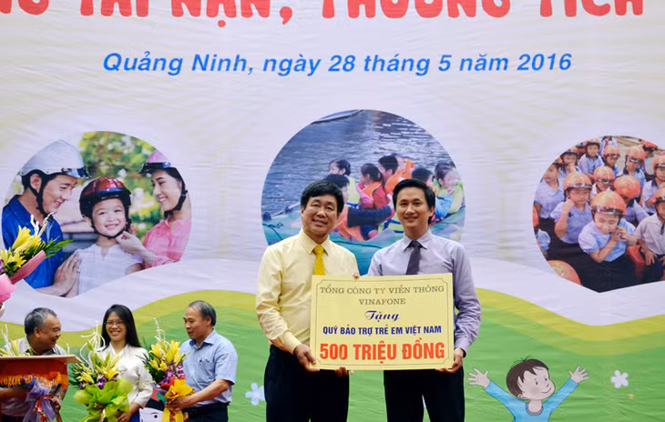 Đại diện Quỹ bảo trợ trẻ em quốc gia tiếp nhận tài trợ từ các nhà tài trợ
