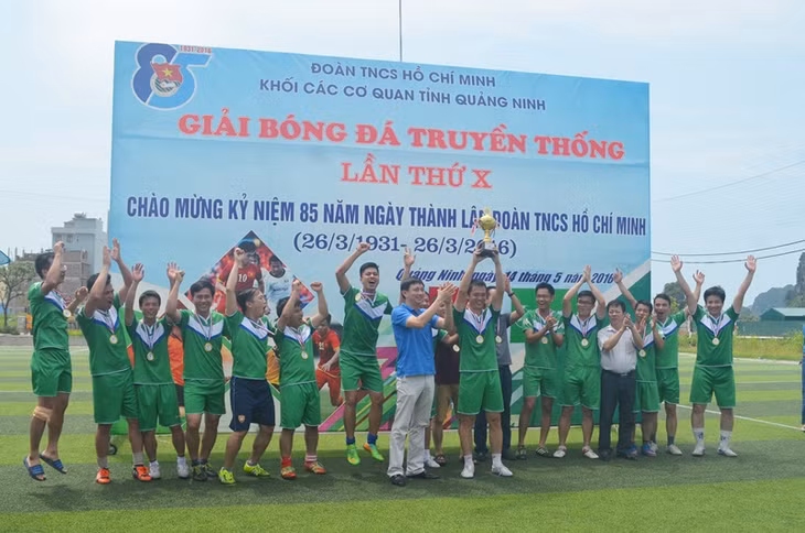 Ban tổ chức đã trao cúp vô địch và huy chương vàng cho đội Đoàn TN Sở TN&MT; 