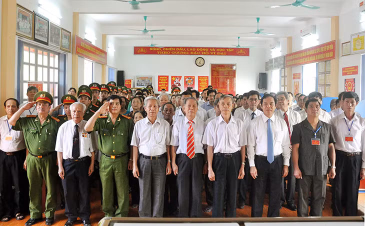 Các đại biểu làm lễ chào cờ trước khi khai mạc