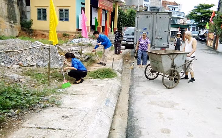 ĐVTN phường Bạch Đằng (TP Hạ Long) cùng với người dân tham gia dọn vệ sinh ở khu phố.
