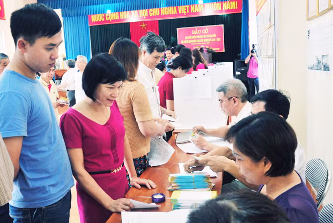 Cử tri nhận phiếu bầu tại khu vực bỏ phiếu số 5, phường Hồng Hải, TP Hạ Long.