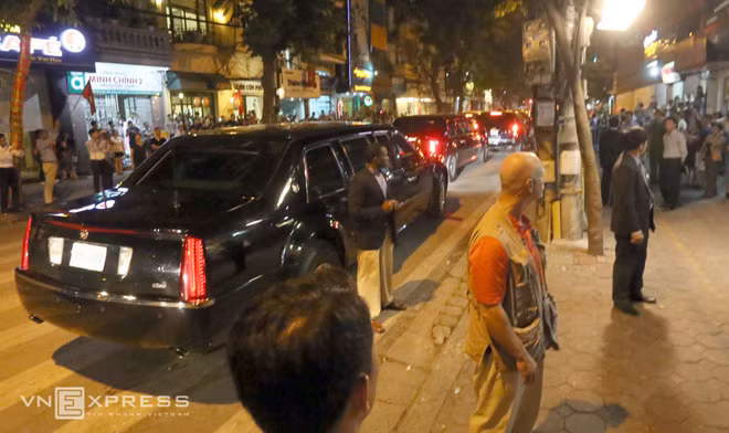  Hai chiếc Cadillac The Beast cùng lực lượng bảo vệ sẵn sàng hộ tống. Ảnh: Bá Đô.