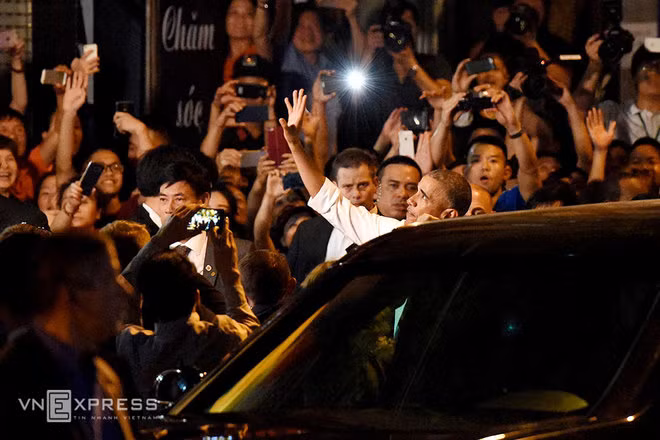  Ông Obama nán lại ở cửa xe để người dân chụp hình thoải mái. Ảnh: Giang Huy.