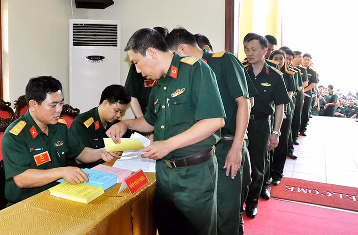 Sáng 22-5, tại Cơ quan Bộ CHQS tỉnh - khu vực bỏ phiếu số 13 trên địa bàn phường Bãi Cháy (TP Hạ Long), các cán bộ, chiến sĩ Bộ CHQS tỉnh tham gia bầu cử nghiêm túc, đúng quy trình. Trong ảnh: Cán bộ, chiến sĩ Bộ CHQS tỉnh làm thủ tục nhận phiếu bầu cử.