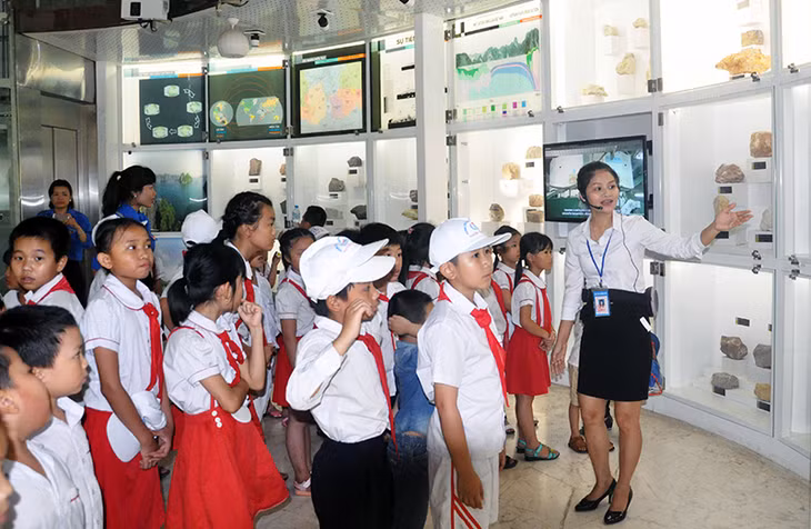 Các em học sinh Trường TH và THCS Nguyễn Viết Xuân (phường Hà Khánh, TP Hạ Long) nghe giới thiệu tại không gian ống núi về địa chất khi tham quan Bảo tàng Quảng Ninh, ngày 23-5-2016.