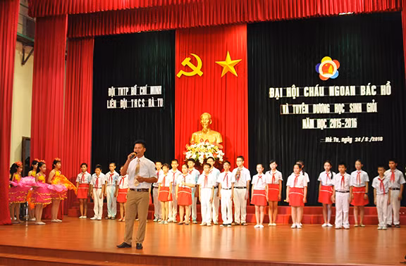 Văn nghệ của phụ huynh và các bạn học sinh trong trường chào mừng Đại hội.