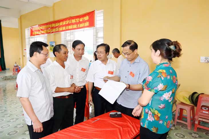 Đồng chí Vũ Hồng Thanh, Ủy viên Trung ương Đảng, Phó Bí thư Tỉnh ủy kiểm tra công tác bầu cử tại xã Đại Bình.