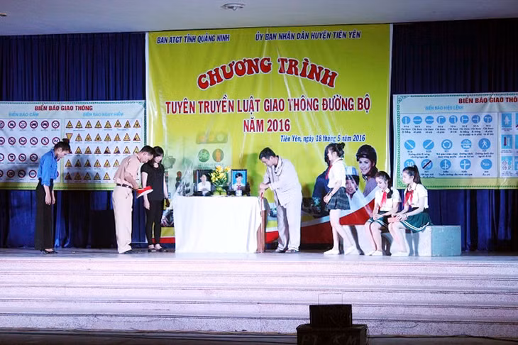 Ban ATGT tỉnh tuyên truyền Luật Giao thông tại huyện Tiên Yên bằng hình thức sân khấu hoá. 
