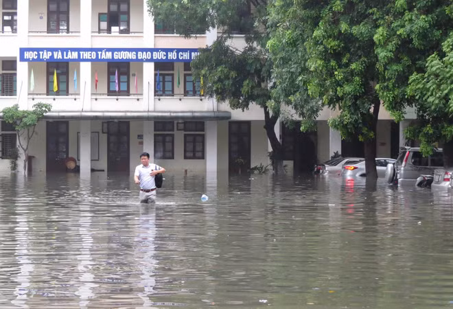 Bên trong Trung tâm giáo dục thường xuyên và dạy nghề Cầu Giấy, ngõ 233 Xuân Thủy, Cầu Giấy, nước ngập lút bánh ôtô. Ảnh: Trần Huấn