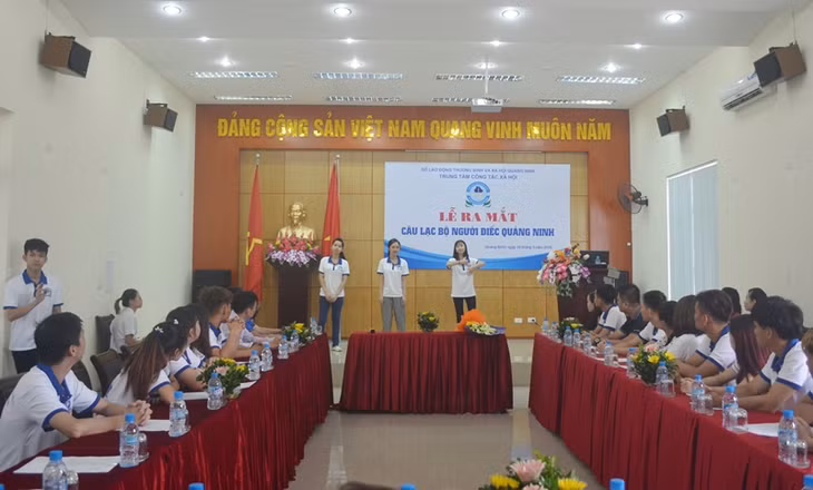 Thành viên CLB trình bày bài hát 