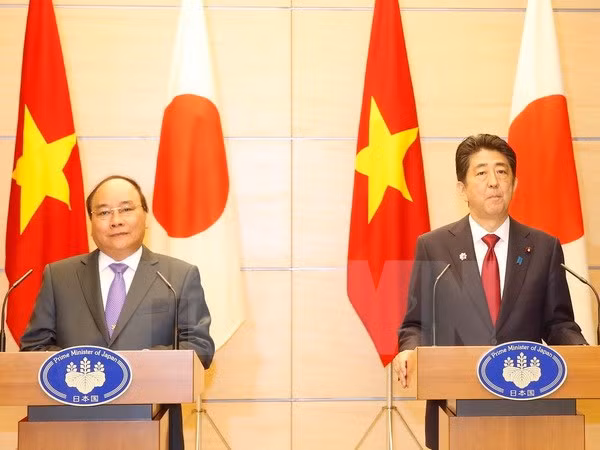 Thủ tướng Nguyễn Xuân Phúc và Thủ tướng Nhật Bản Shinzo Abe họp báo chung. (Ảnh: Thống Nhất/TTXVN)