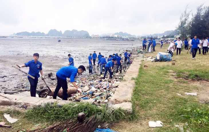 Thành Đoàn Cẩm Phả ra quân tổng dọn vệ sinh môi trường khu vực bờ biển Bến Do. Ảnh: Trần Hanh (Thành Đoàn Cẩm Phả)