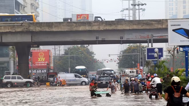  Trên đường Dương Đình Nghệ, sau toà nhà Keangnam nước ngập cao 50 cm, hầu hết phương tiện không thể qua lại. Các điểm giao cắt, thậm chí đường trên cao cũng bị tắc kéo dài.