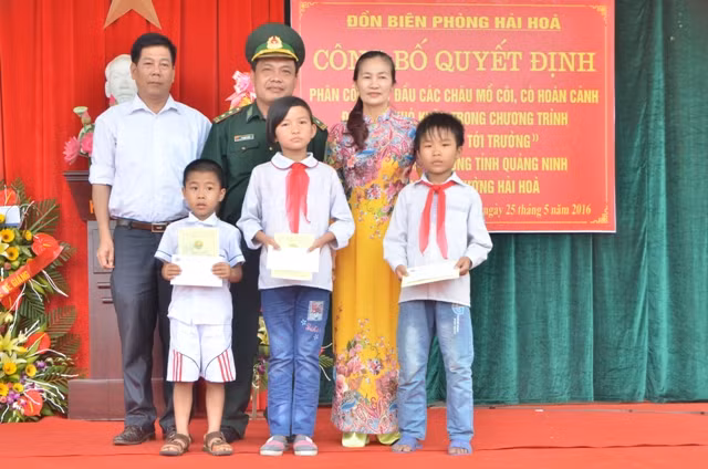 Lãnh đạo Đồn BP Hải Hòa trao tiền đỡ đầu cho 3 em nhỏ có hoàn cảnh khó khăn.