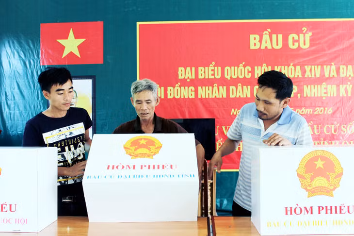 Hòm phiếu đặt tại các điểm bầu cử thôn Hồng Hải, huyện Cô Tô được kiểm tra, thiết kế theo đúng hướng dẫn.