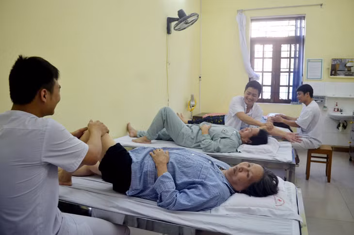 Các y, bác sĩ, điều dưỡng Bệnh viện YHCT tỉnh thực hiện xoa bóp cho bệnh nhân.