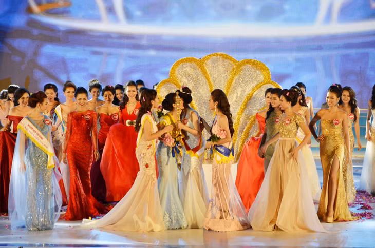 Các thí sinh chúc mừng Tân Hoa hậu Biển Việt Nam 2016.