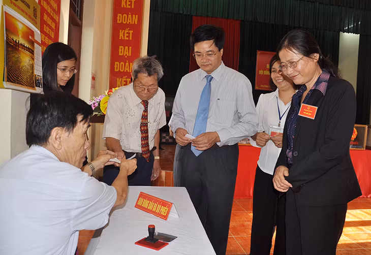 Đồng chí Đỗ Thị Hoàng kiểm tra công tác bầu cử tại khu vực bỏ phiếu số 5, phường Cẩm Thạch..