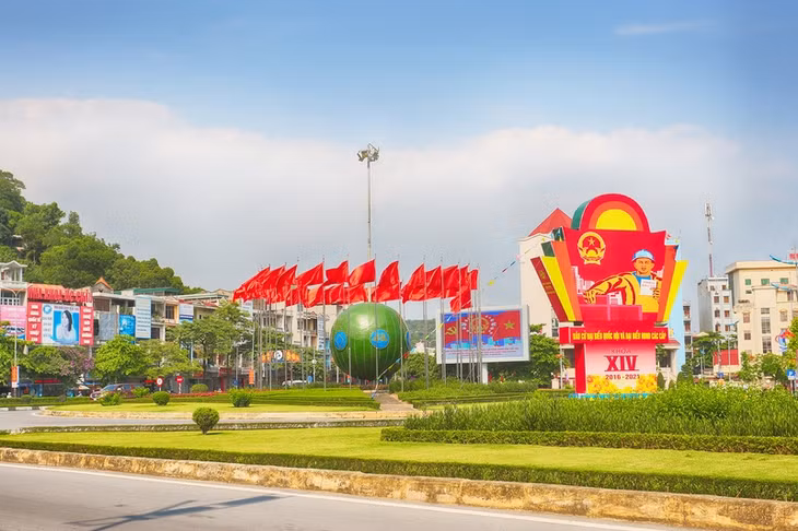 ..., các nút giao thông đã tràn ngập sắc màu.