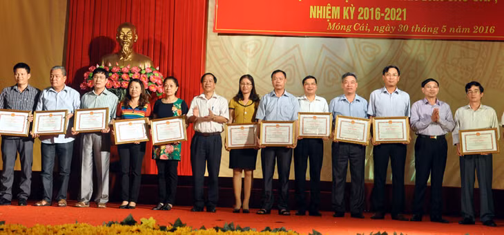 Lãnh đạo TP trao giấy khen cho các tập thể và cá nhân có thành tích xuất sắc trong công tác bầu cử