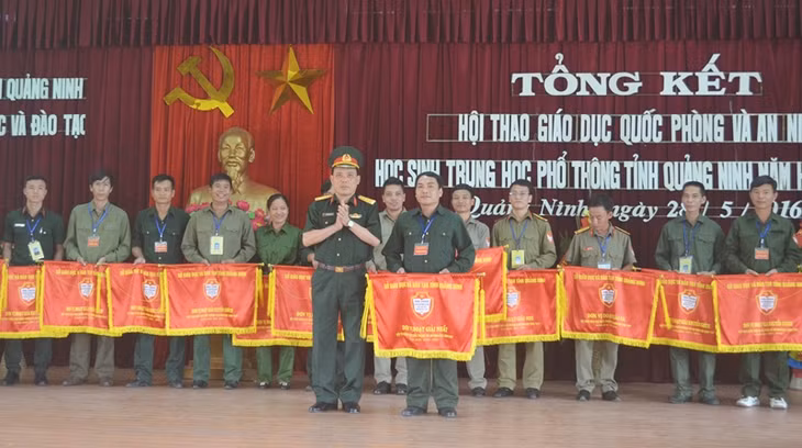Đại diện trường Lương Thế Vinh (Cẩm Phả) nhận cờ nhất toàn đoàn tại Hội thao.