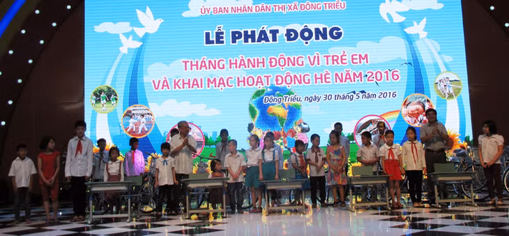 Chủ tịch Hội bảo trợ người tàn tật và trẻ mồ côi tỉnh và Giám đốc Công ty TNHH Hà Lan trao xe đạp và góc học tập cho học sinh khuyết tật, mồ côi.
